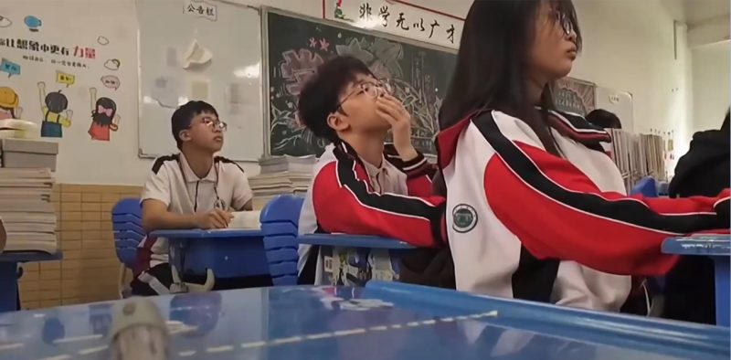 江门一中高三情侣课堂偷摸奶子！同学偷拍视频火爆全网 聊天小纸条更是淫荡不堪！
热搜 HOT-51吃瓜网