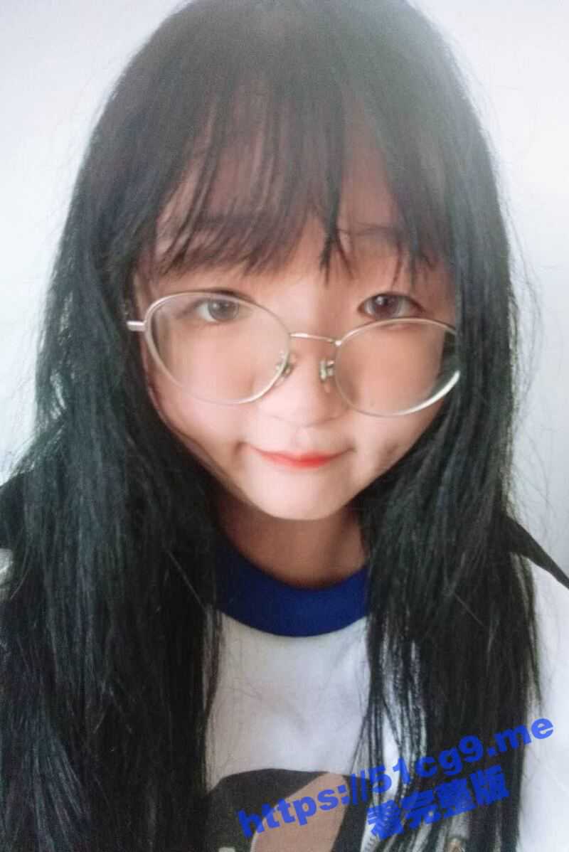 这届的瓜友是真不挑食啊！瓜友分享自己的小母狗为其口爆自拍视频 情人眼中的眼镜西施！ - 51吃瓜网-51吃瓜网