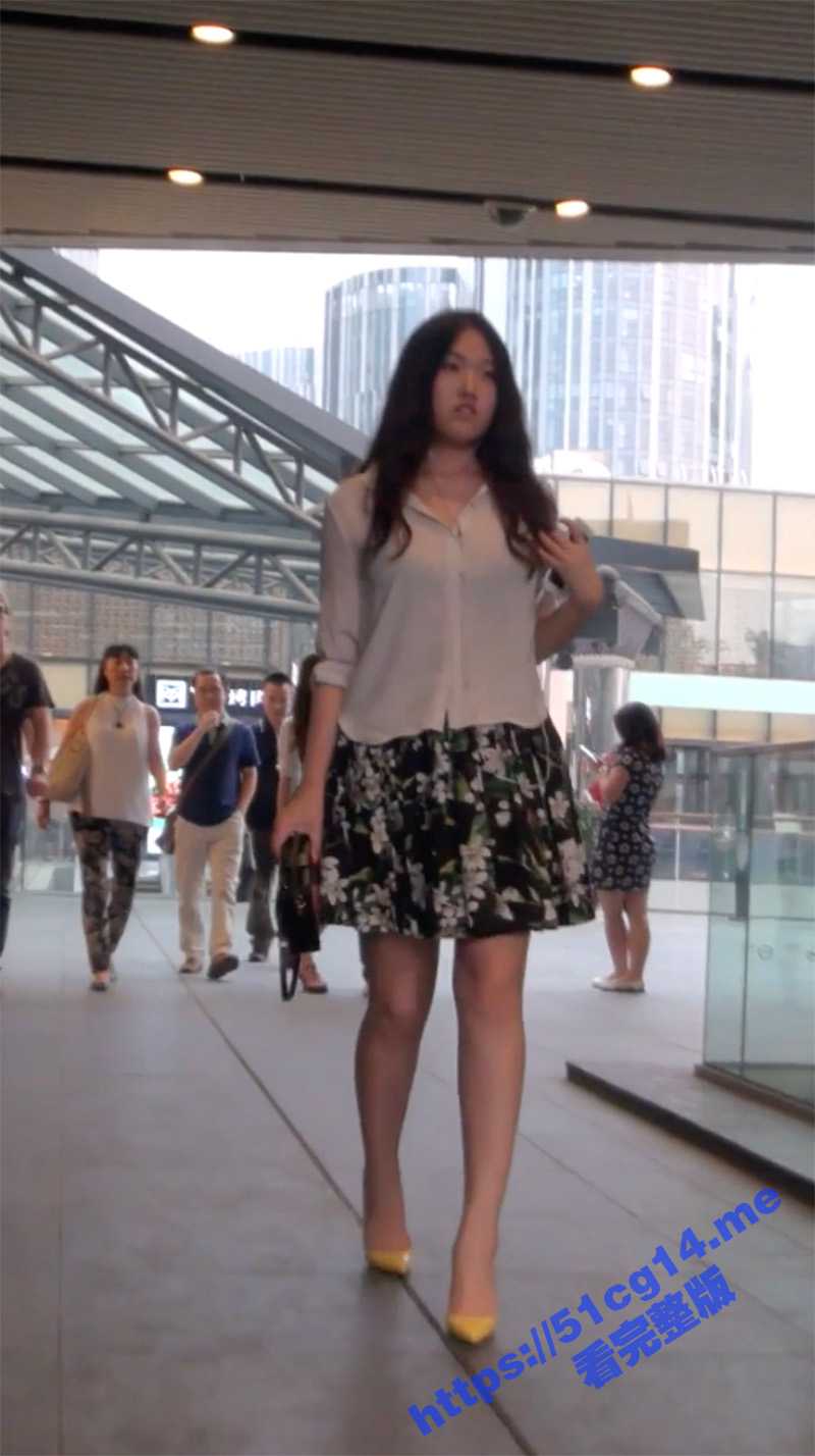 私密社整理大神街拍 抄底偷窥多位小姐姐真空上阵 各色鲍鱼清晰可见 - 51吃瓜网-51吃瓜网