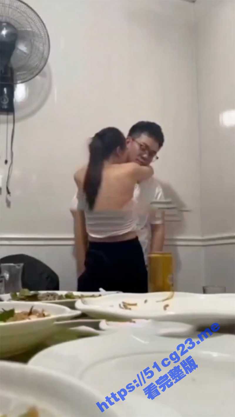 给力同学聚会 这是哪个人的妈妈?谁的老婆?大奶女同学和老同学激情! - 51吃瓜网-51吃瓜网