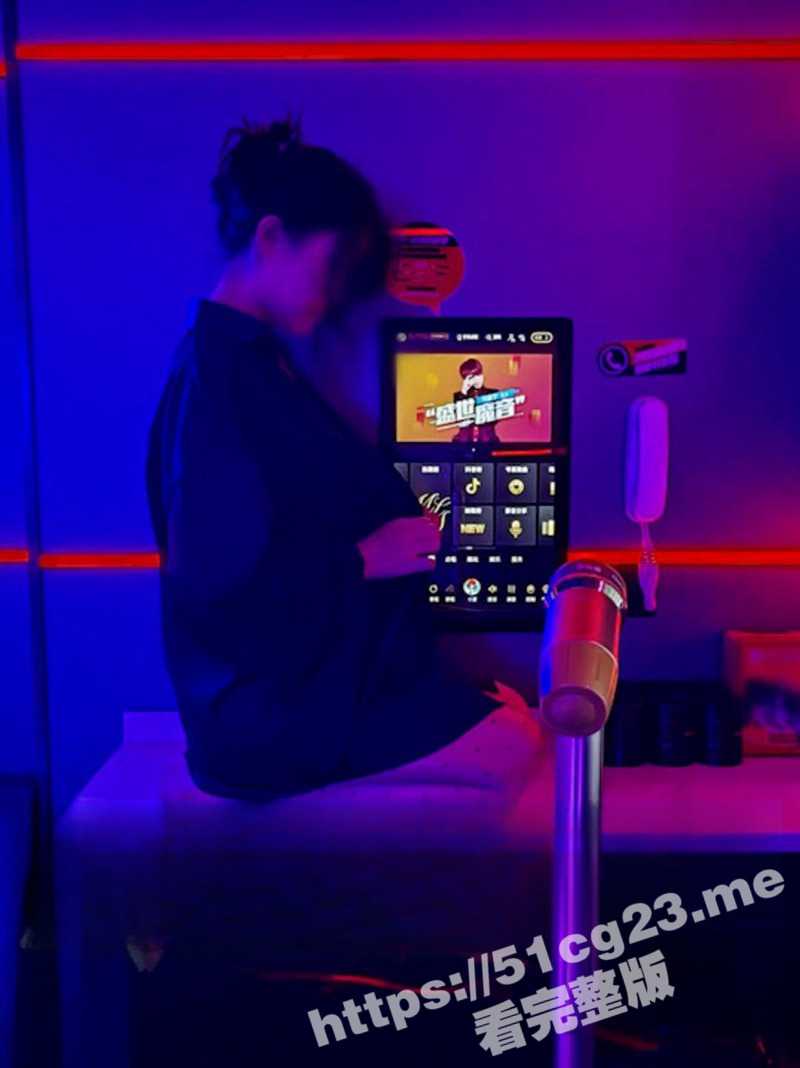 淫乱人妻 绿帽老公的淫荡母狗 腐猫儿 唤4男进行群P聚众淫乱 先来的单男在KTV就将其爆操 - 51吃瓜网-51吃瓜网