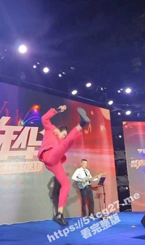 难绷！某嘉年华晚会现场 男嘉宾卖力演出因动作太大导致裤裆撕裂露出小鸡鸡 隔着屏幕都感觉尴尬-51吃瓜网