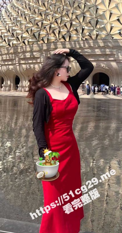 瓜友分享在网上唱K认识的 清纯甜美恋爱脑反差婊 送点礼物聊聊天就给拿捏了 假期直接奔现开房啪啪啪-51吃瓜网