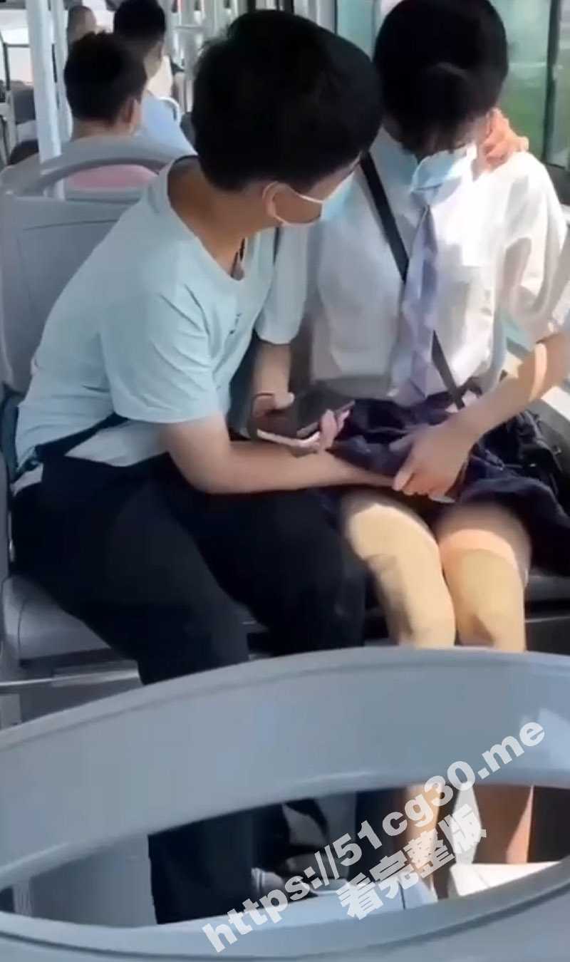 光天化日抠逼 小情侣在公交车上扣逼 扣完还闻了闻手上的味 香吗? - 51吃瓜网-51吃瓜网