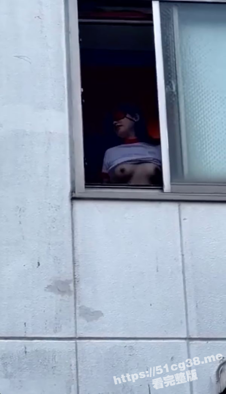 日本女大学生 在宿舍趴在窗口和男友做爱 被楼下路过的变态男子看到 看着雪白奶子打上了飞机！-51吃瓜网