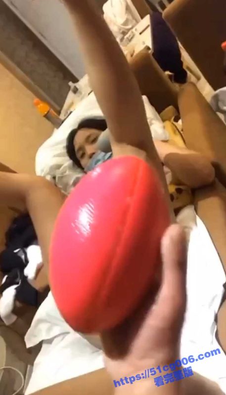 那么大的一个橄榄球 经过不懈努力 逐步达阵 塞进去加振动棒才能爽！-51吃瓜网