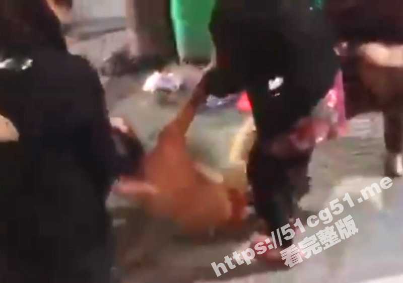 精彩女人撕逼大战！当街扒衣服一丝不挂 挨揍的白裤女一看就很骚 白色铅笔裤里穿着红色蕾丝内裤 - 51吃瓜网-51吃瓜网