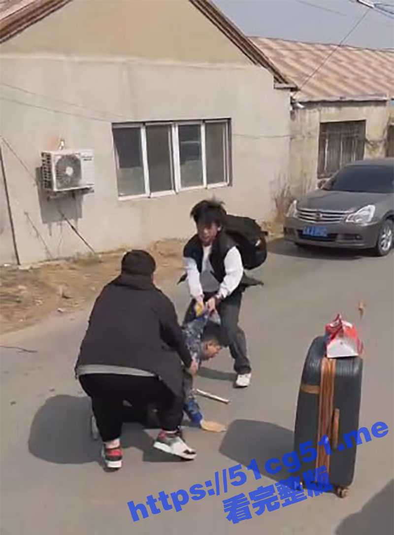 小伙赤手空拳1V2 毫不畏惧越战越勇 竟然打的对方不敢还手 这要是放古代必是大侠 - 51吃瓜网-51吃瓜网