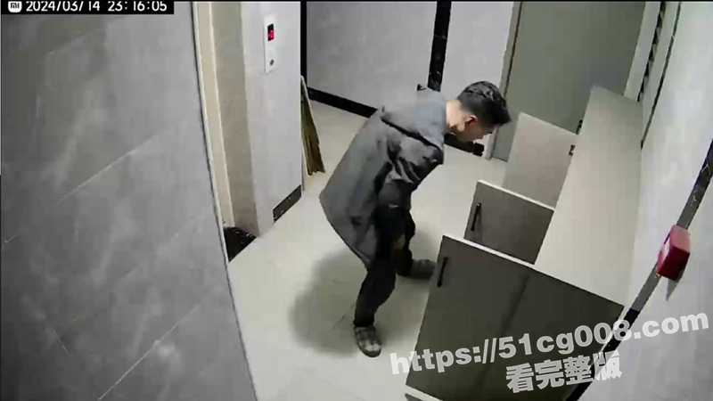 四川 国奥公馆小区 大半夜的不睡觉 偷女邻居的鞋一边闻一边打飞机  被监控拍个正着 在业主群曝光-51吃瓜网