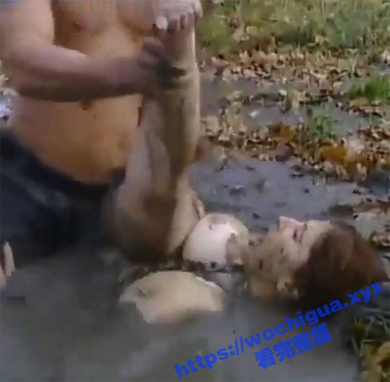 外国人真会玩啊 巨乳高颜值外国美女 被姐夫按在小水塘里操 泥浆都给干出来了 真激烈啊 - 51吃瓜网-51吃瓜网