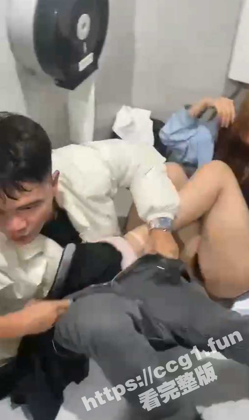 情侣在厕所操逼时被人破门而入 男友瞬间发怒直接把女友从自己的身上甩到便盆里 女友的黑森林都被看光了 - 51吃瓜网-51吃瓜网