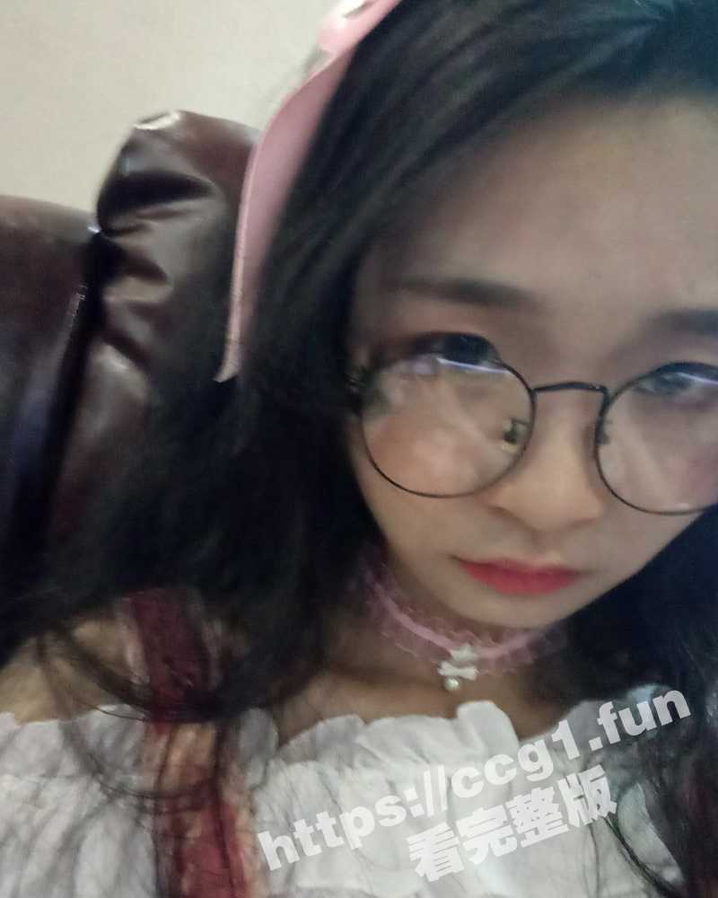 反差眼镜骚女友钟爱男友的大鸡巴 插到喉咙深处呕吐也不能阻挡 还很喜欢吞精 说是美容养颜 延年益寿 - 51吃瓜网-51吃瓜网