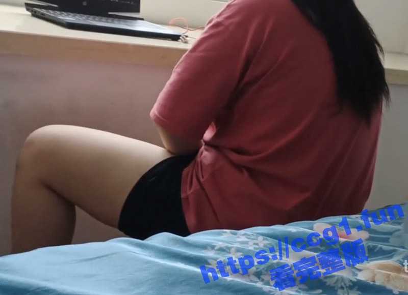 禽兽哥哥偷拍妹妹自慰 在家边看动片边抠逼 果然女人都是骚逼呀！-51吃瓜网