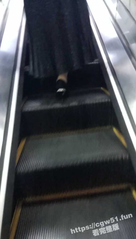 西安地铁站 色狼变态电梯顶射被发现 射了别人一身 吓得别人连连逃跑 欲要报警 被色狼跑掉！-51吃瓜网