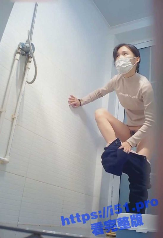 猥琐房东洗手间安装摄像头 偷拍超级清纯的美女房客洗澡 极品身材一览无遗！-51吃瓜网