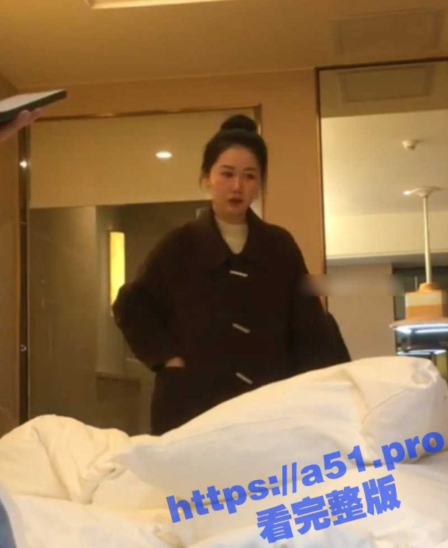 推特约炮大神Looks 约啪漂亮丸子头极品骚少妇 肤白貌美表情感觉不太愿意 但还是被操的嗷嗷叫-51吃瓜网