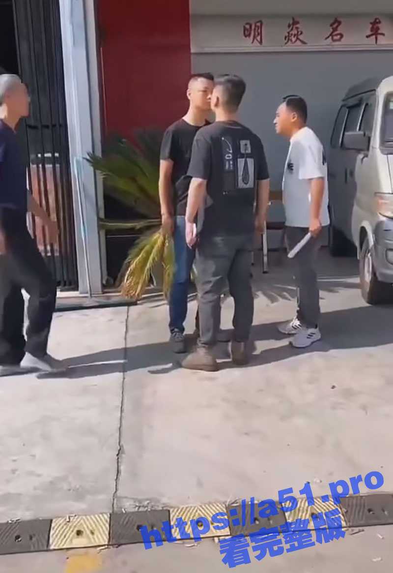 真是一场酣畅淋漓的口水战！湖北宜昌 两名男子发生口角互相吐口水 能动口就别吵吵！ - 51吃瓜网-51吃瓜网