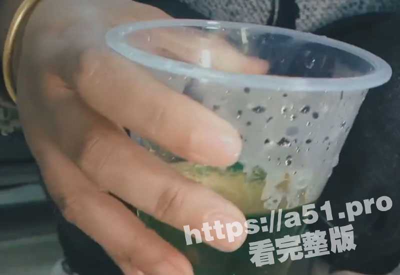 重口味!骚逼母狗为完成主人的任务 录制放尿视频!先尿在杯子里面 然后再喝下去!-51吃瓜网