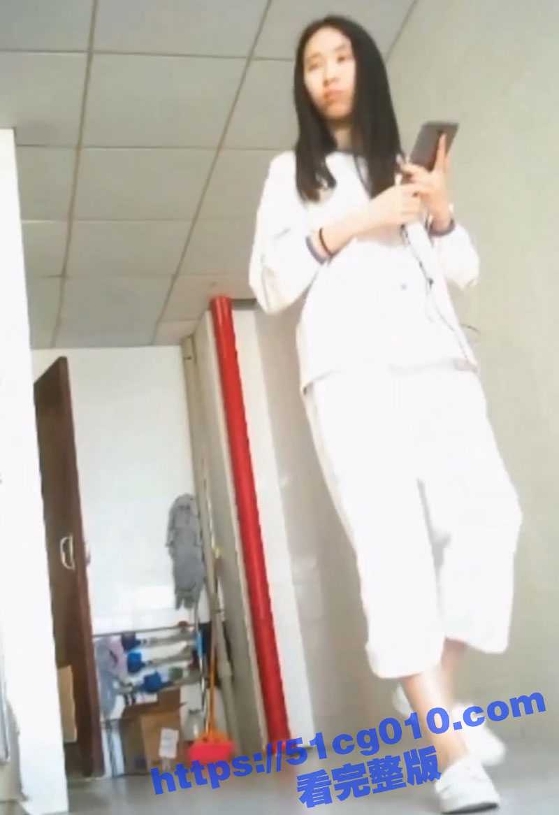 冒死偷拍公司美女同事上厕所 没想在这个骚货竟然在厕所自慰扣穴 好想上去帮帮她！ - 51吃瓜网-51吃瓜网