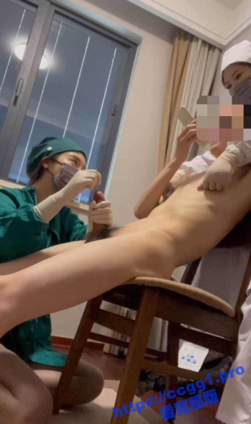 被两个一白一绿的美女护士按在凳子上调教 两个护士小姐姐轮流用螺旋铁棍猛插马眼儿 痛并快乐着 - 51吃瓜网-51吃瓜网