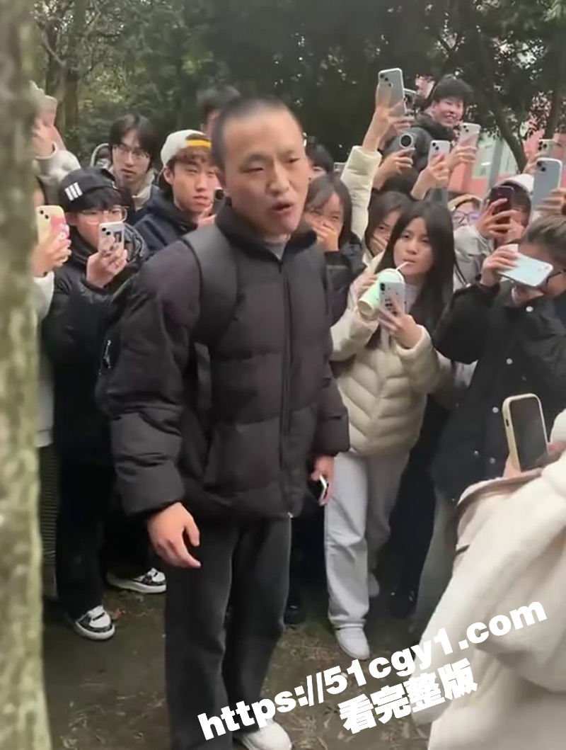 成都托普学院 纯爱战神被绿 现场哭诉导致大量学生围观嘲笑! 25年第一位纯爱战士应声倒地! - 51吃瓜网-51吃瓜网