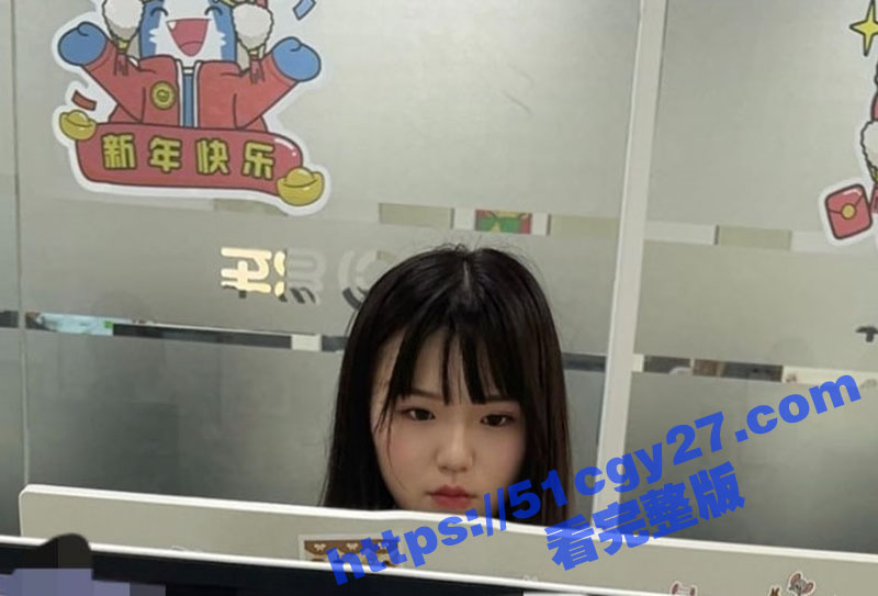 大神桌下抄底偷拍女同事裙底 若隐若现的裙内风光 散发着骚气的内裤 诱惑到令人窒息！ - 51吃瓜网-51吃瓜网