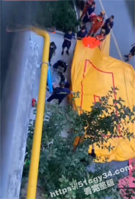 河北一小区再现信仰之跃 男子楼顶一跃而下 不幸避开救生气垫砸在地面 闷响过后当场殒命！-51吃瓜网