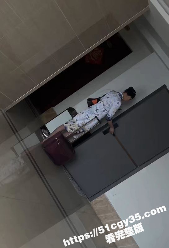 真实恋物癖打手枪系列！变态男趁着空姐出门 偷翻垃圾袋狂玩原味内衣 对着她穿过的鞋撸管！-51吃瓜网