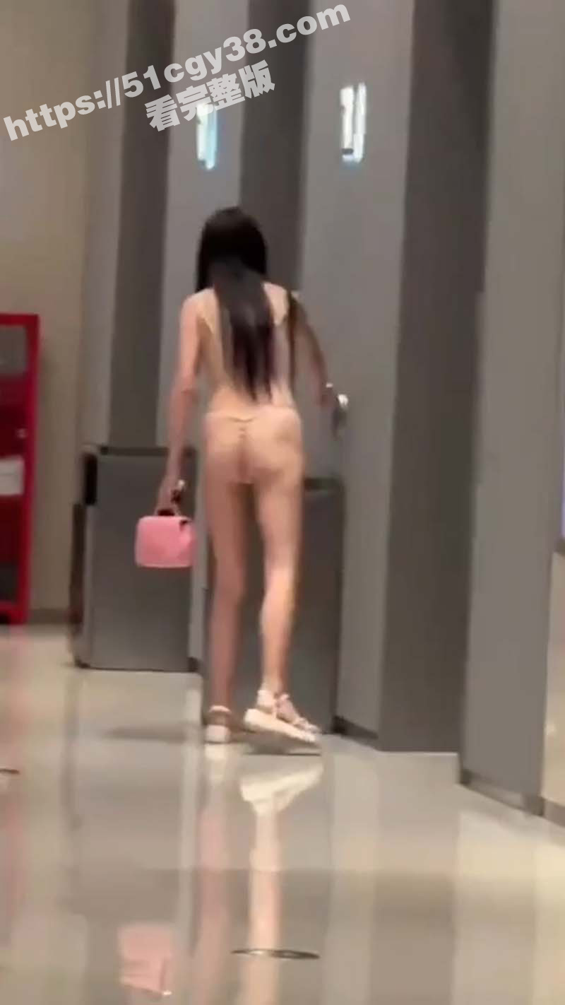 成都万象城小仙女又杀回来了！主人最新任务 雨中撑伞漫步大秀长腿 珍珠丁字裤战袍再现成都街头！ - 51吃瓜网-51吃瓜网