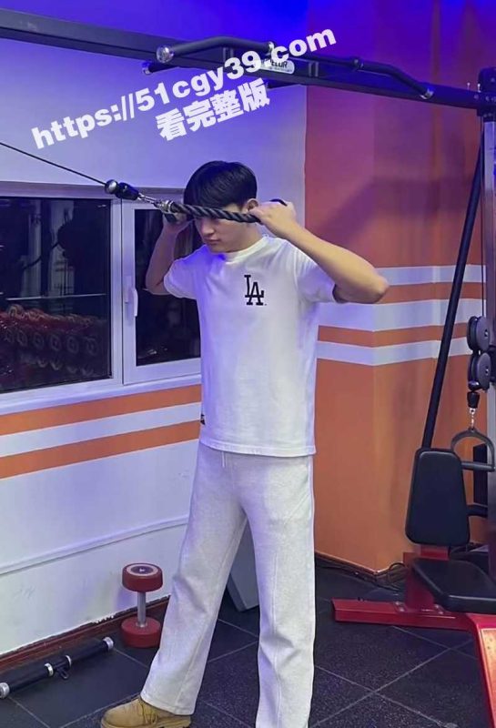 人民大学校草 金开来 男同3P视频爆出！双性恋男神被金主包养 跪床撅臀玩前后夹击 爆菊特写骚到炸裂！-51吃瓜网