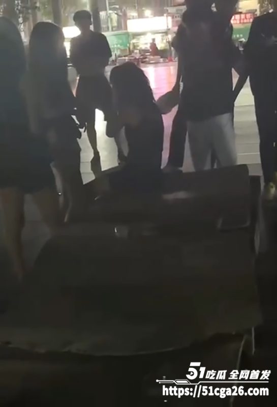 河南通许恶性霸凌事件 俩精神小妹当街暴打女孩 拳打脚踢扒衣羞辱 手段极其恶劣!-51吃瓜网