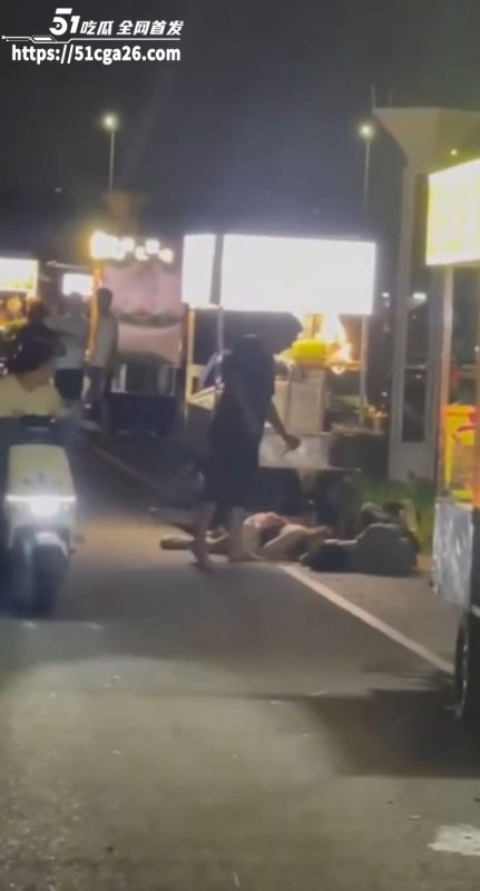 广东佛山东平桥底 小吃商贩因摊位被抢 持刀对一男子连捅数刀 男子当场死亡 现场多角度视频流出！-51吃瓜网