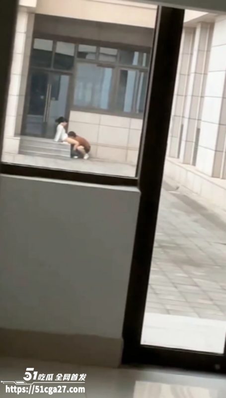 徐州江苏师范大学科文学院 狗男女光天化日上演赤壁之战 男子将头埋入胯下疯狂舔穴！-51吃瓜网