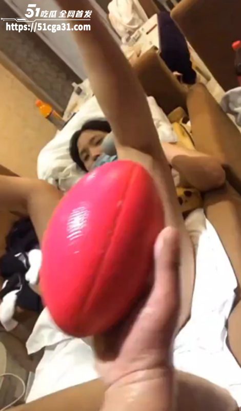 性瘾女子为追求刺激 上演橄榄球塞穴扩阴下蛋 整个拳头深埋阴道 这逼是真能装啊！-51吃瓜网