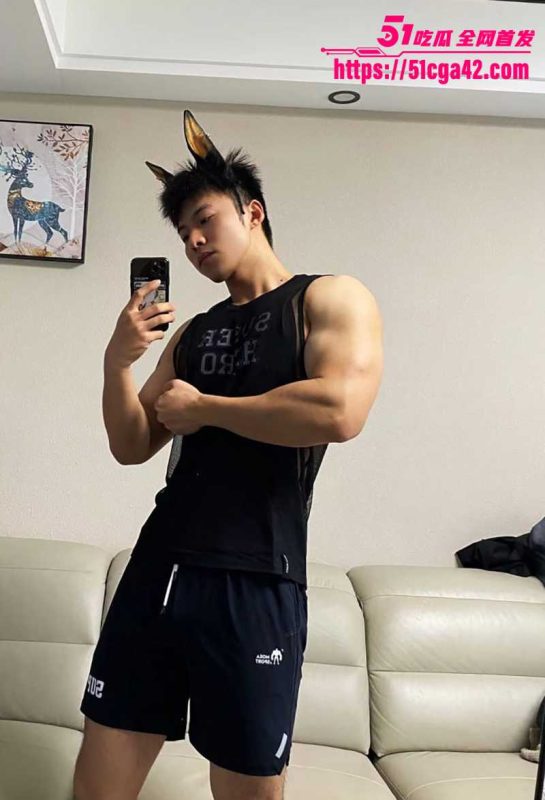 南京肌肉猛男健身教练 竟被女金主3000块掰弯 网调自拍假屌爆菊 戴乳夹骑乘插肛 直男秒变GAY佬！-51吃瓜网