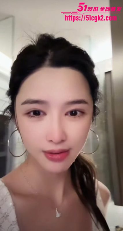 抖音美女车模 超级七七 直播意外走光 短暂瞬间引全网关注 满足你的偷窥欲望！-51吃瓜网