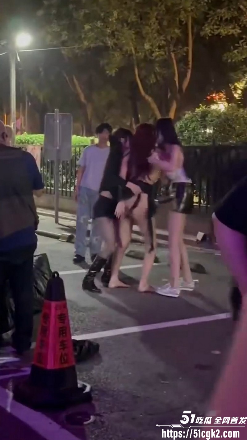 集美脱衣吵架视频流出 美臀裸体大闹街头 蜜桃臀白皙撩人 翘臀晃动让路人目瞪口呆！ - 51吃瓜网-51吃瓜网