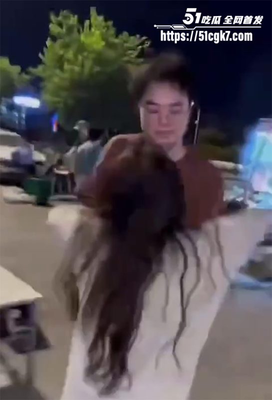 广州街头惊魂一幕!女子持刀追小男孩喊“玩游戏” 幸亏俩好汉出手制服!-51吃瓜网