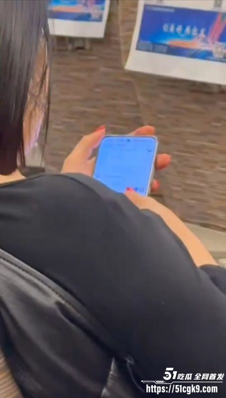 小仙女高铁上业务繁忙！发送各种性爱视频撩骚 聊天内容露骨到炸 偷拍哥错过要联系方式！-51吃瓜网
