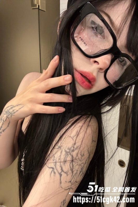 OF网黄 blackshotooo 幼态脸蛋 脸穴同框 白虎嫩穴粉嫩得出水 水晶棒猛插自慰！-51吃瓜网