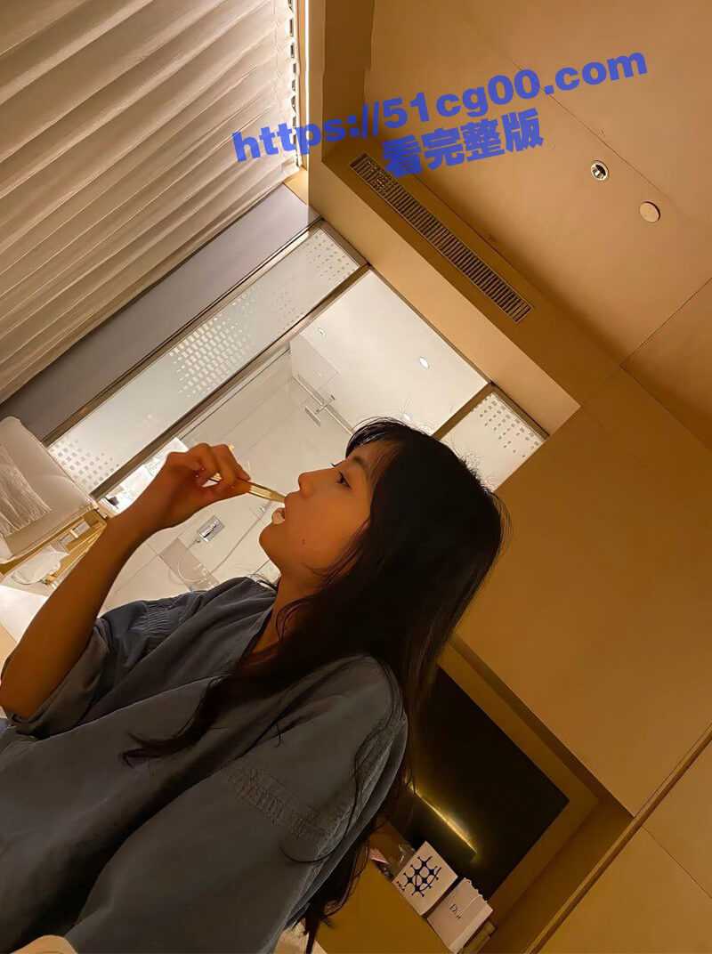 真实健身达人被土豪包养带到酒店豪宅啪啪啪，极品奶子蜜桃臀无毛嫩逼被各种玩弄，这就是有钱的人世界吗 - 51吃瓜网-51吃瓜网