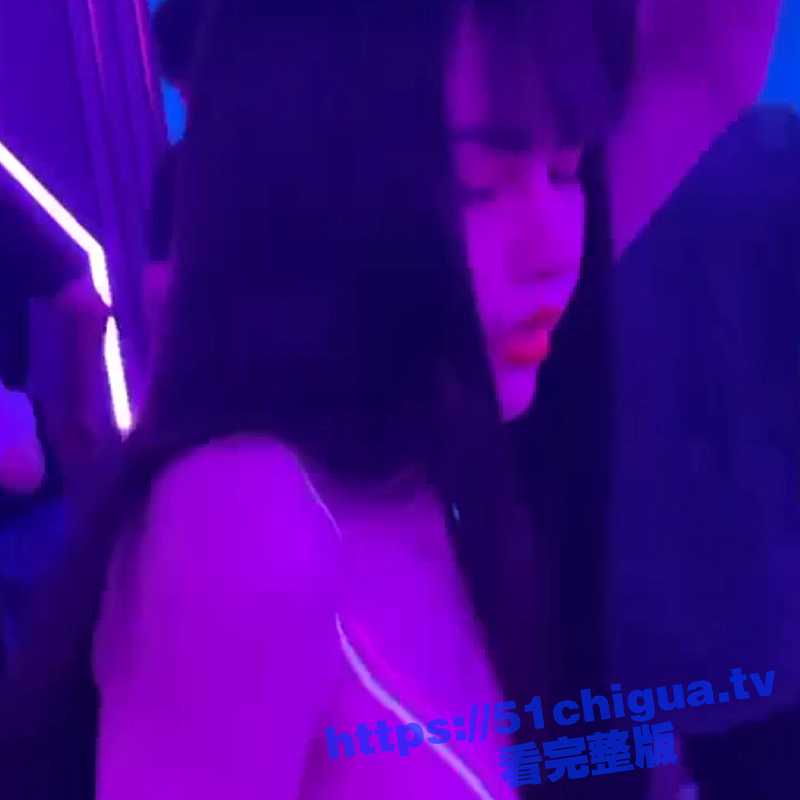 这又是谁的猛将！酒吧骚鸡在线裸舞扭臀 坚挺的双峰被多双淫手抚摸揉捏 但骚鸡丝毫不受影响！-51吃瓜网