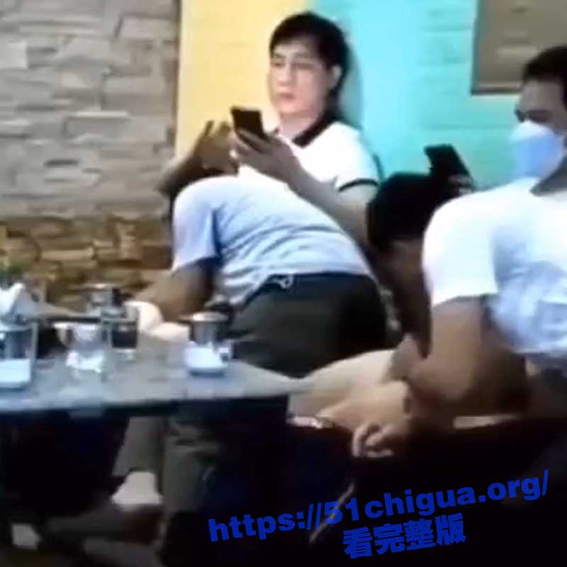 辣眼睛!KTV里四个老男同一边唱歌一边口交 画面太美我不敢看 - 51吃瓜网-51吃瓜网