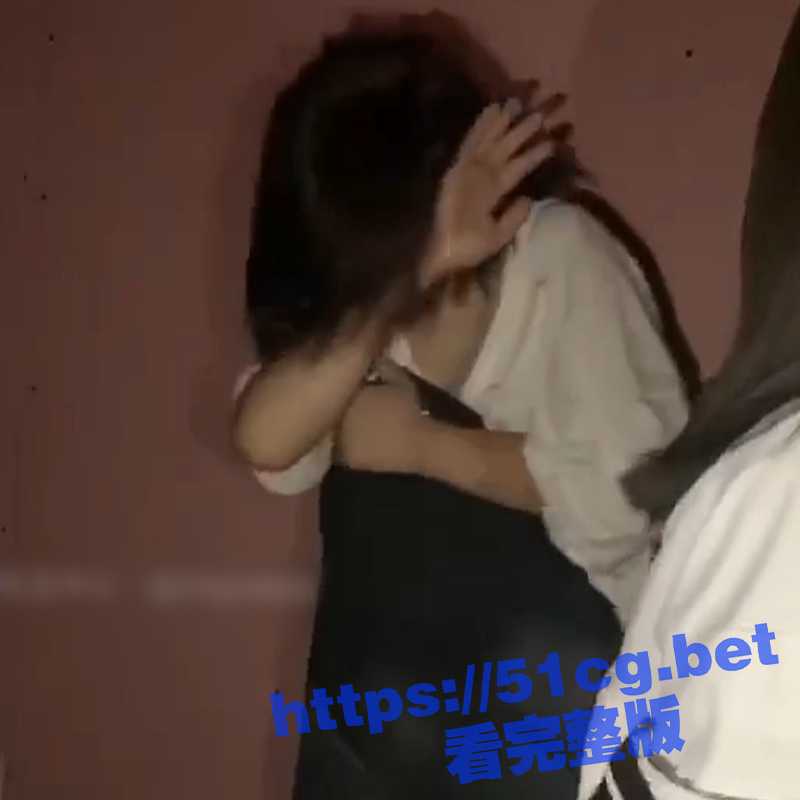 校园霸陵！一女生被群殴暴打 女生不堪忍受毒打 下跪磕头 自残撞墙求放过 却仍遭到痛打-51吃瓜网