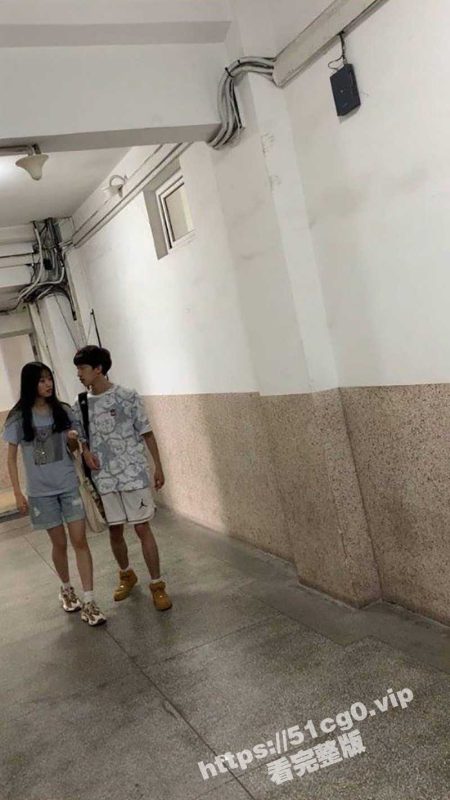 大学情侣感觉来了 直接跑进学校厕所操逼 没想到被人偷拍 最后还内射！-51吃瓜网