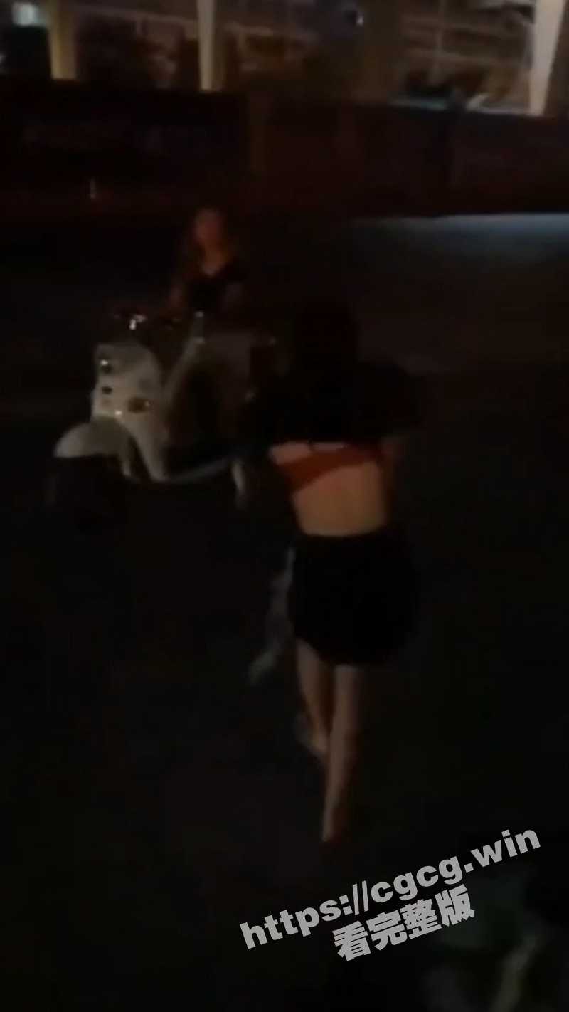 就喜欢看女人打架！精神小妹街头打架 扒衣服把奶子都打出来了！ - 51吃瓜网-51吃瓜网