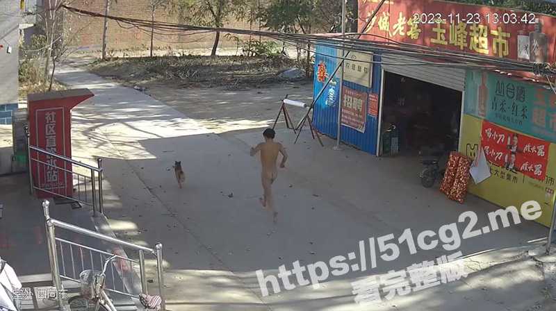 看把大娘吓的！某地玉峰超市门口 一男子当街裸跑 吓得老太太拔腿就跑以为冲她去的！-51吃瓜网
