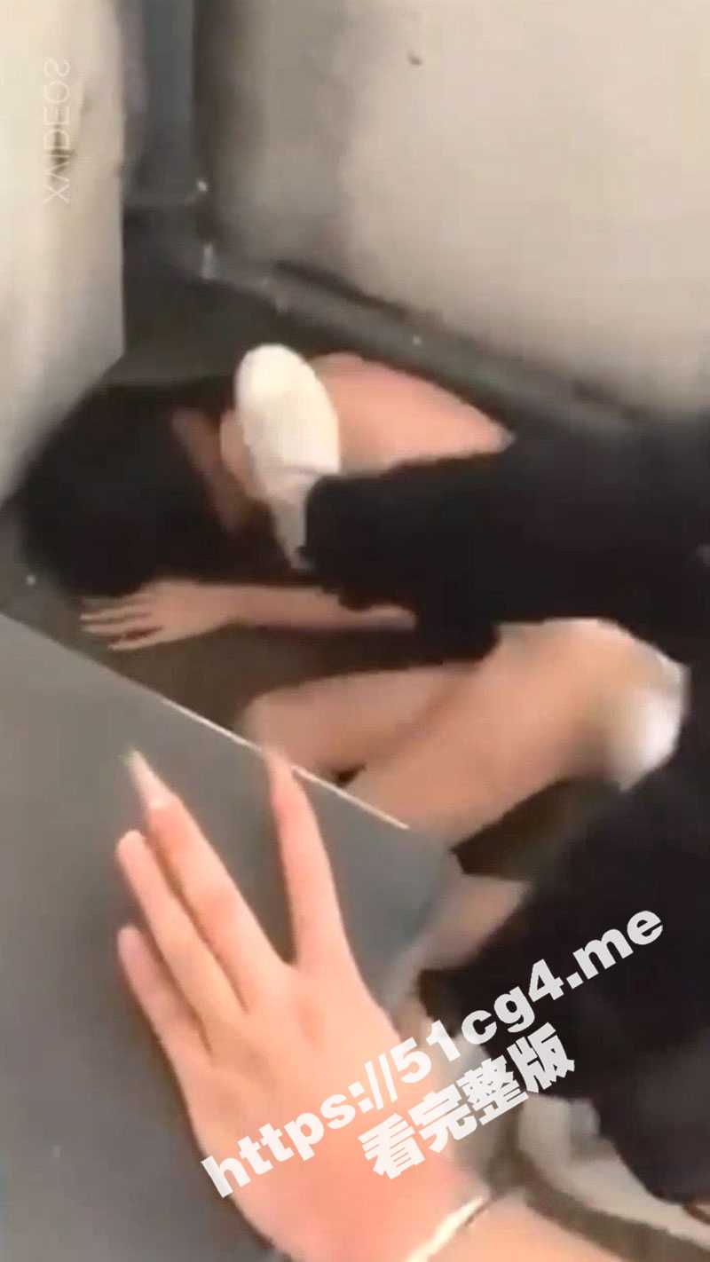 山西太原 校园霸凌 不良少女们宿舍疯狂欺凌同学 脱衣扇耳光 大木棍子身上甩 还疑似强迫小姑娘吸毒！ - 51吃瓜网-51吃瓜网