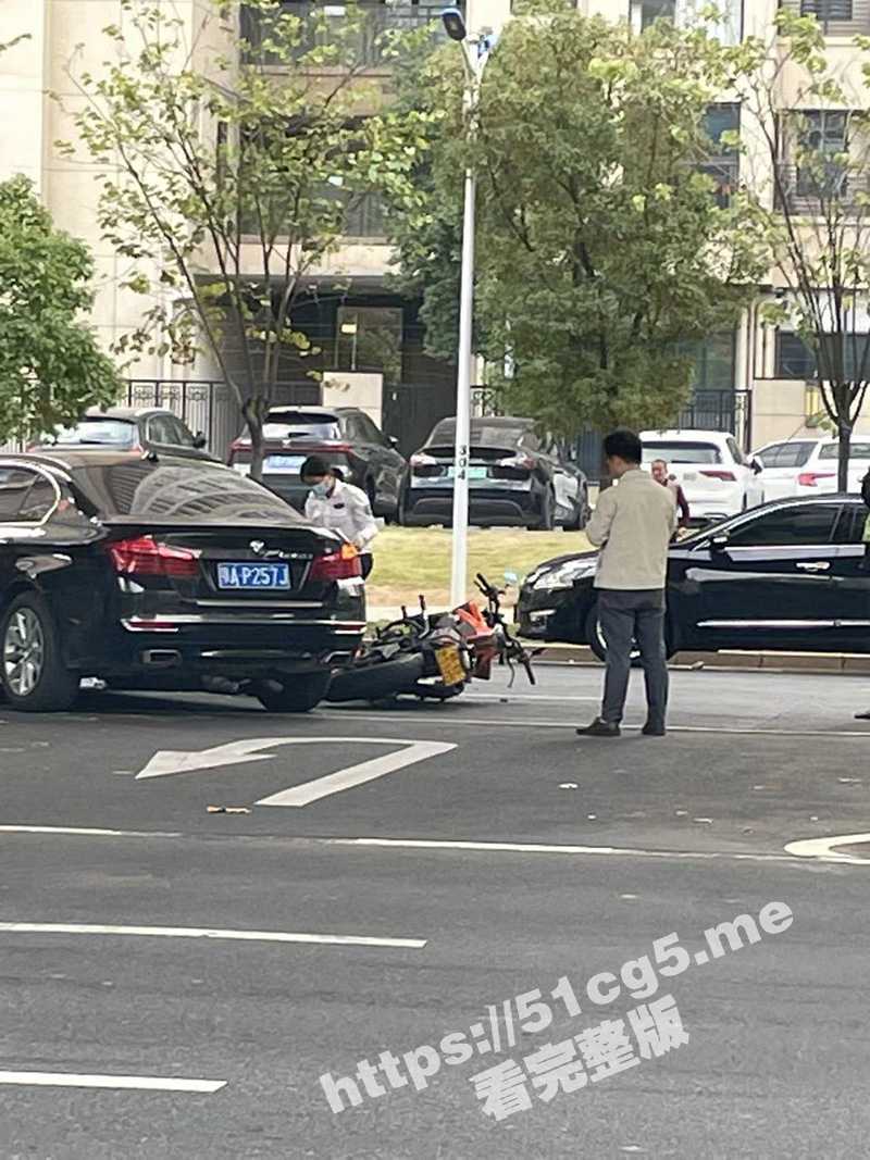白布一盖 上菜上菜！江西省 赣州 又有一名骑士发生车祸 还是骑的太快了！ - 51吃瓜网-51吃瓜网