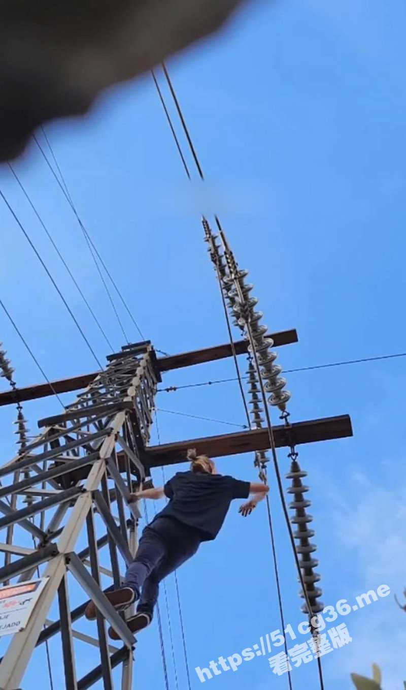 不作就不会死！国外一男子攀爬高压线触摸 结果直接被电死起火摔下 年轻人睡眠质量就是好 倒头就睡 - 51吃瓜网-51吃瓜网